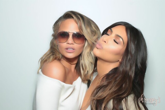 FERSKE MØDRE: Da Chrissy Teigen hadde babyshower før fødselen, var Kim Kardashian en selvskreven gjest. I desember 2015 fikk Kim sitt andre barn. Foto: Xposure FERSKE MØDRE: Da Chrissy Teigen hadde babyshower før fødselen, var Kim Kardashian en selvskreven gjest. I desember 2015 fikk Kim sitt andre barn. Foto: Xposure